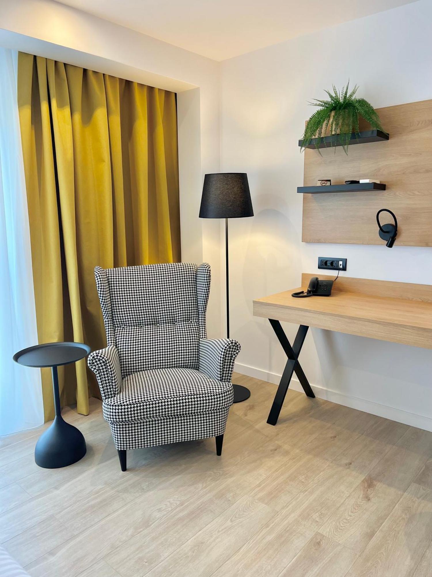 Krystal Boutique Mansion Hotel Хунедоара Екстериор снимка