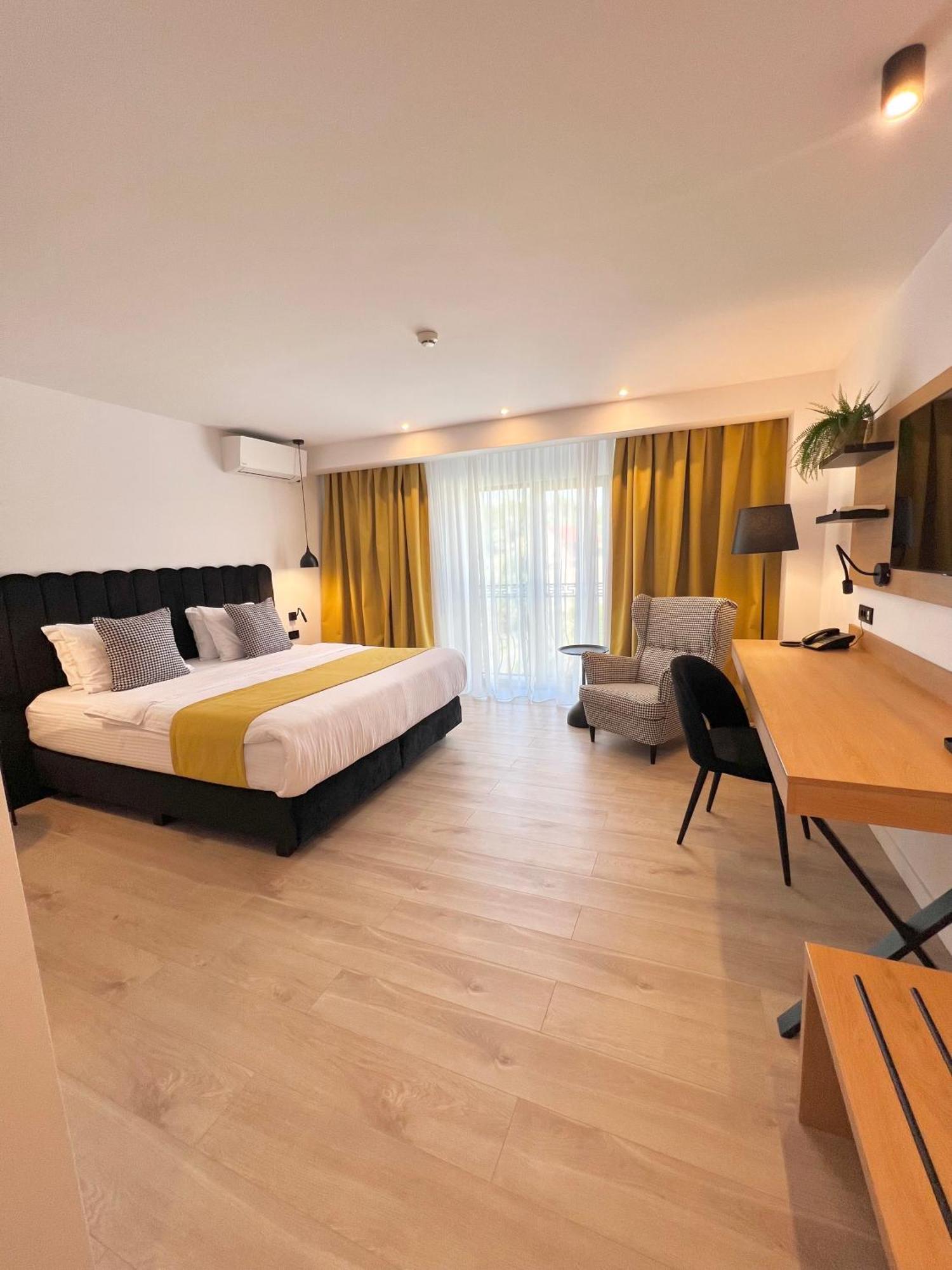 Krystal Boutique Mansion Hotel Хунедоара Екстериор снимка