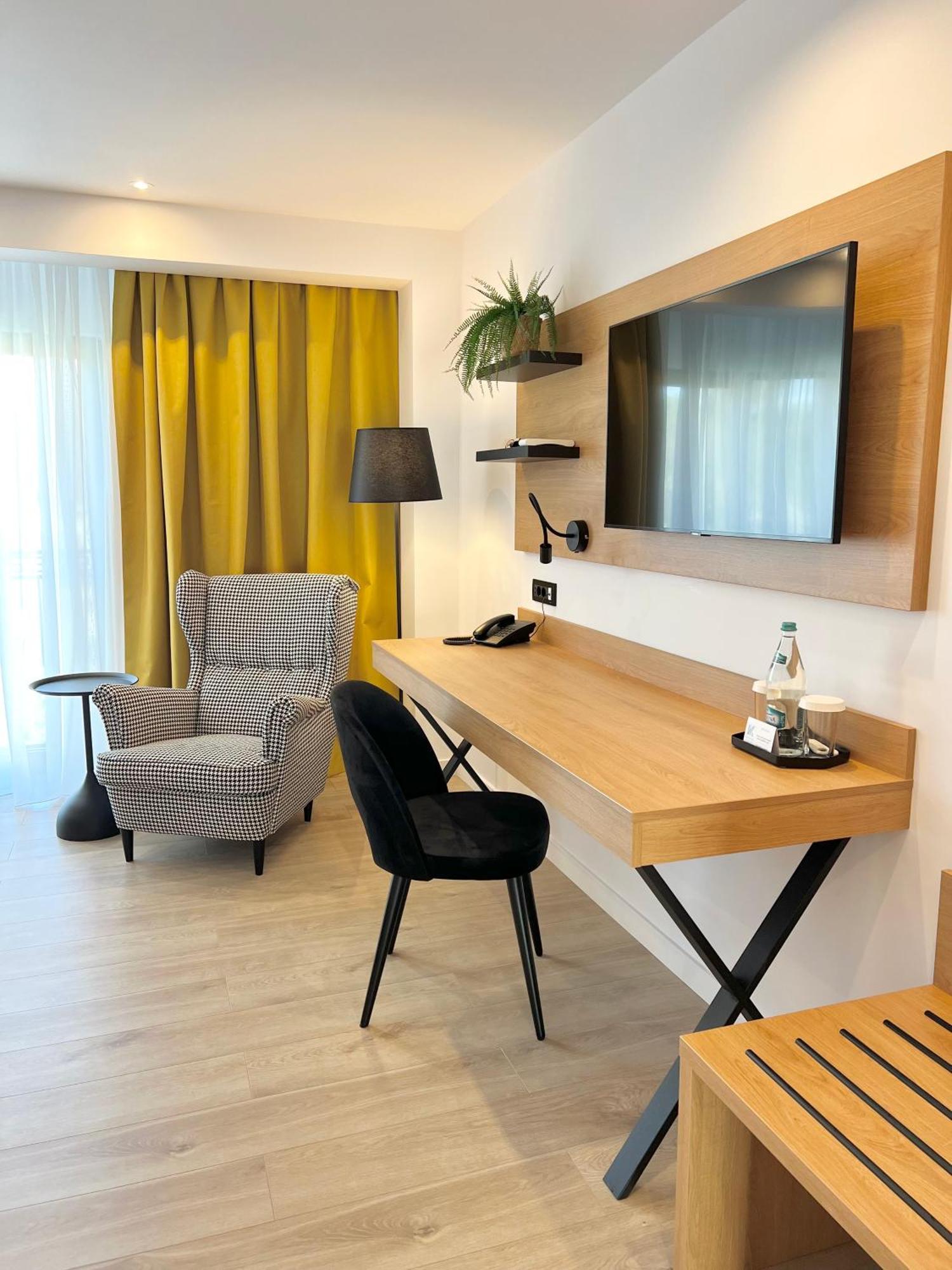 Krystal Boutique Mansion Hotel Хунедоара Екстериор снимка