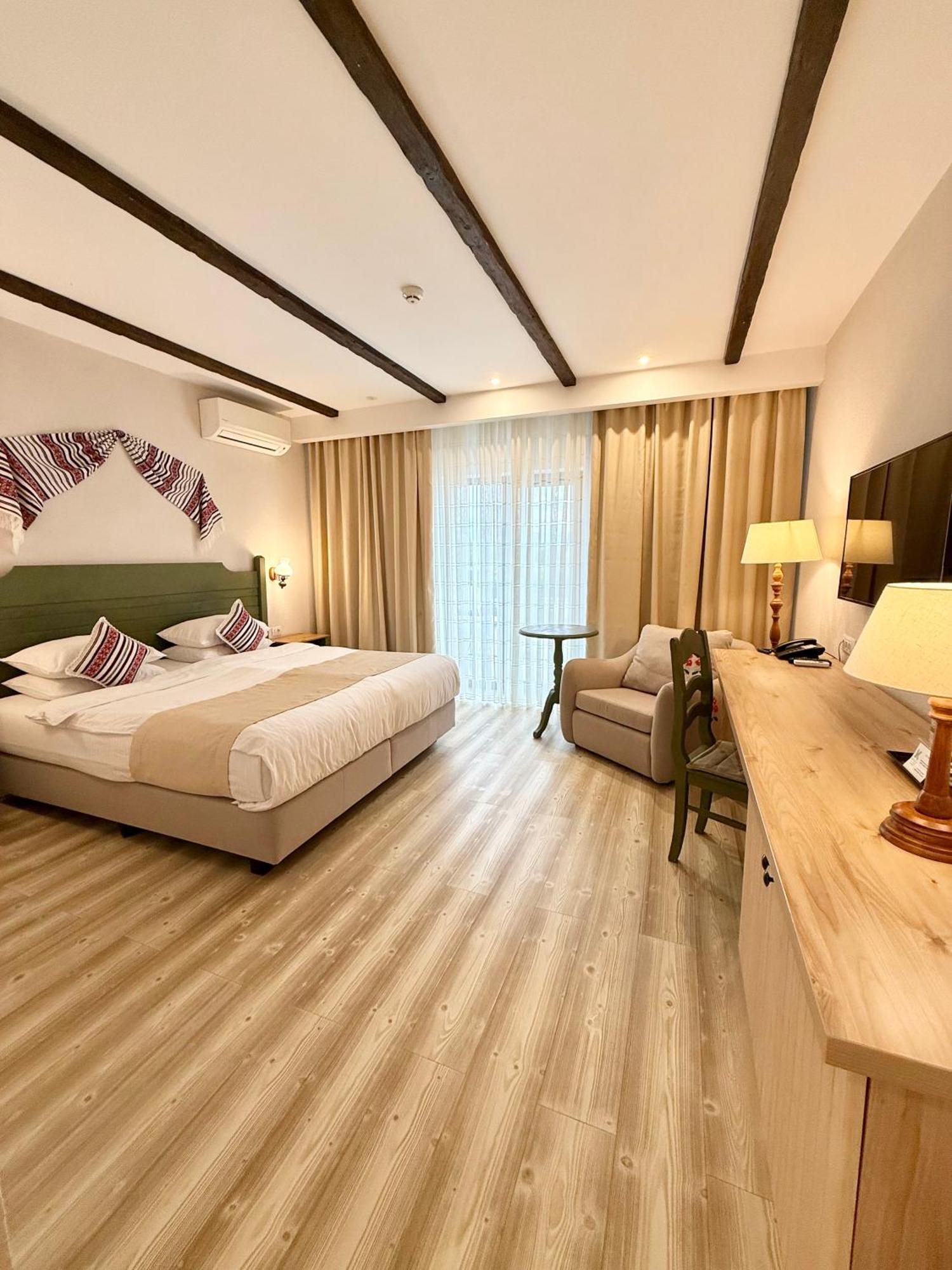 Krystal Boutique Mansion Hotel Хунедоара Екстериор снимка