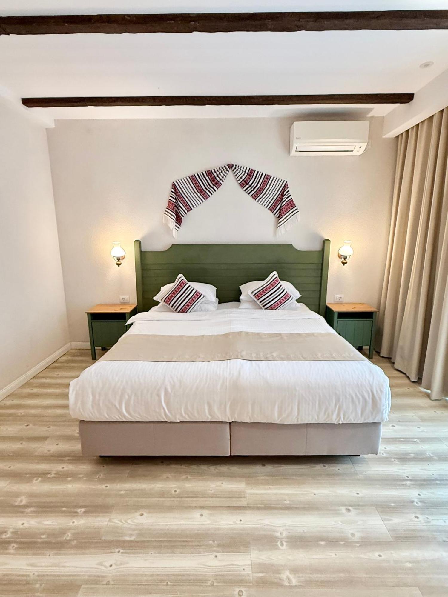 Krystal Boutique Mansion Hotel Хунедоара Екстериор снимка