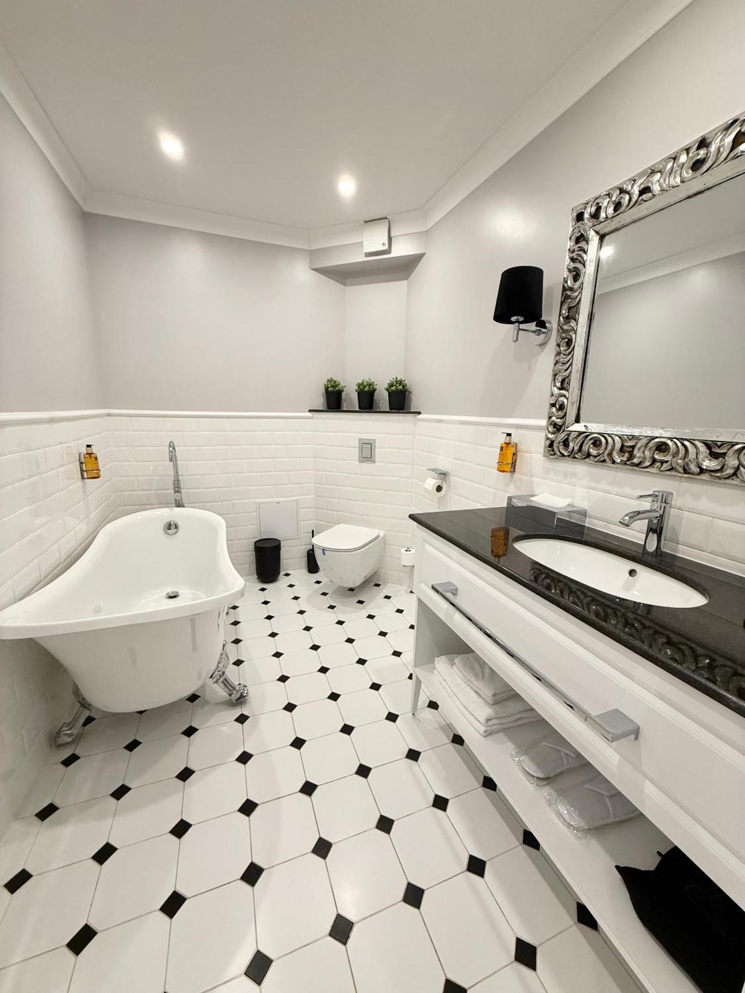 Krystal Boutique Mansion Hotel Хунедоара Екстериор снимка