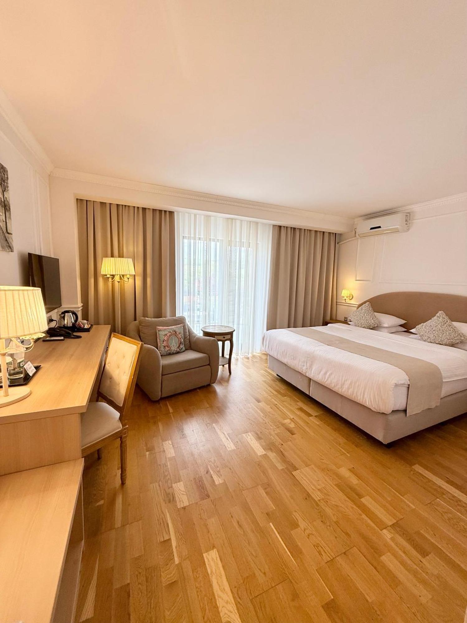 Krystal Boutique Mansion Hotel Хунедоара Екстериор снимка